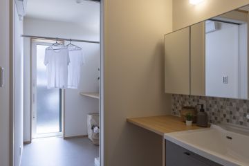 上部開口を設けることで、空気が循環し、空調効率にも配慮しています。