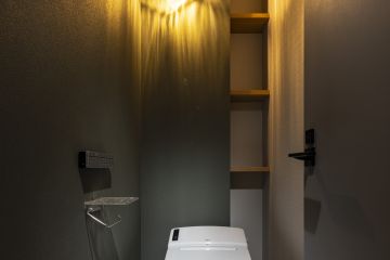 1階トイレ：シックな壁紙で落ち着いたトイレ空間に。