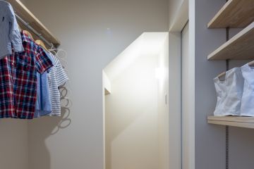 LDKからも脱衣室からもつながるファミリークローゼット。階段下のスペースを利用した収納も。