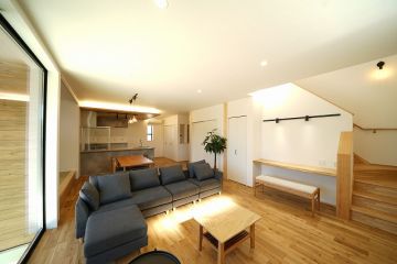 リビング収納は、圧迫感が少なく明るい空間になるホワイトの建具を採用