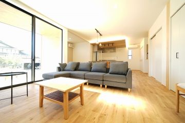 リビングにはハイサッシを採用し、お部屋の奥まで明るい空間に