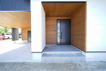 玄関ポーチは、杉の羽目板張りで温もり感のある雰囲気に