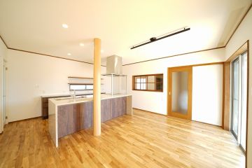床材は、耐久性・耐水性の高い ナラのフローリングを採用