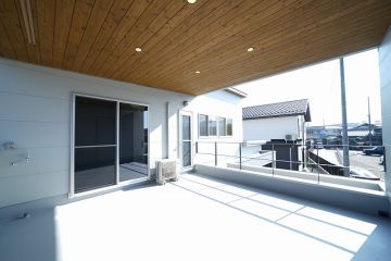 バルコニー天井は杉の羽目板張りで外観のアクセントにも