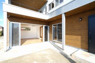 ポーチ天井と外壁のアクセントに杉の羽目板を採用し温もり感のある外観に