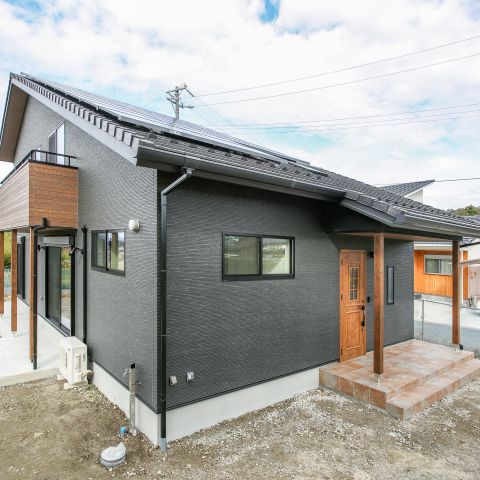 大きな吹抜けの開放的な家