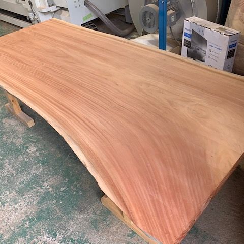 Mahogany Table（素敵なマホガニーのテーブル） アイキャッチ画像