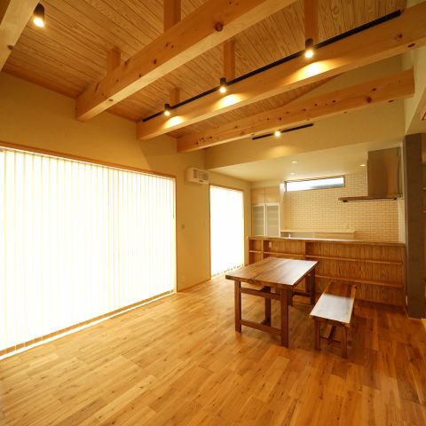 梁を見せるワイルドな家
